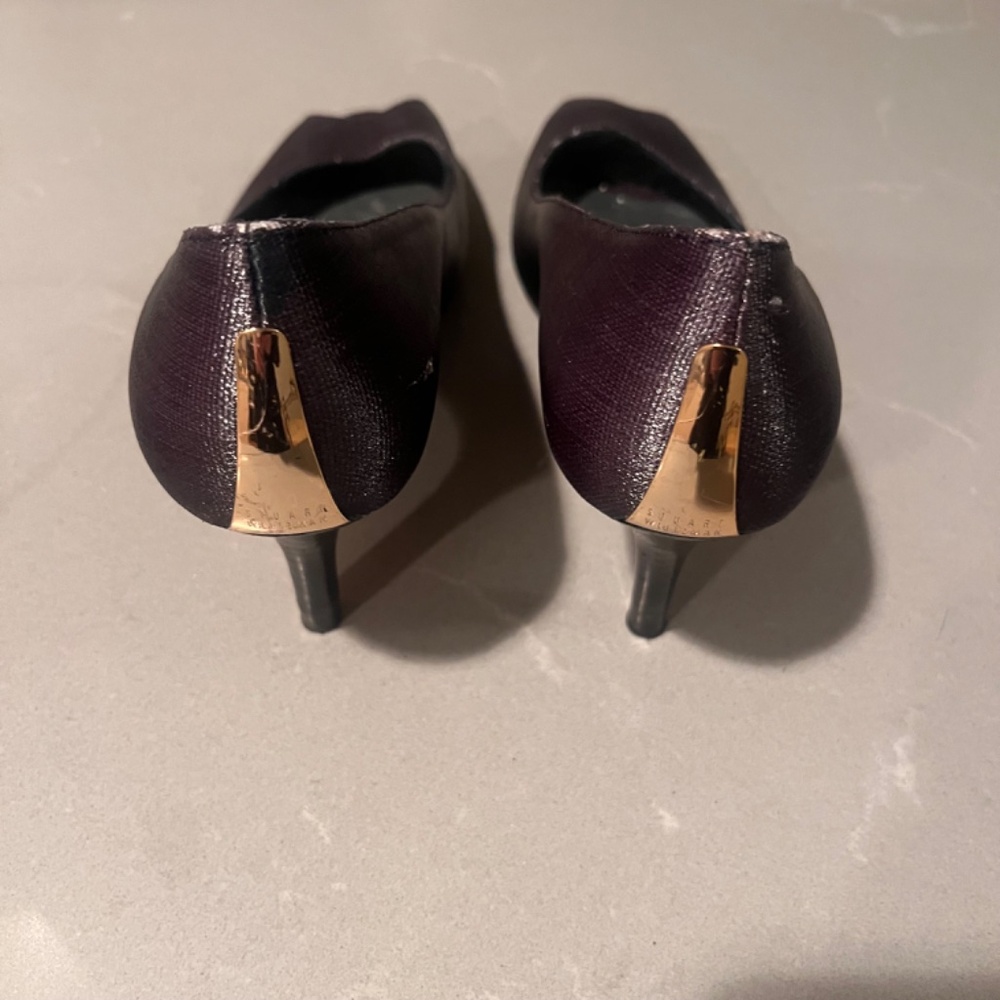 STUART WEITZMAN Purple Fabric Peep Toe Pump w/ Gold Detail: Sz 7 - Picture 5 of 8